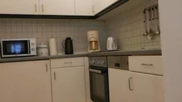 Peti sejuk, dapur, pembancuh kopi/teh, cerek elektrik
