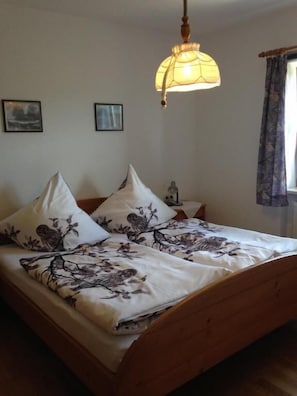 Apartment, 1 Schlafzimmer, Balkon, Bergblick (Apt  3-5) | Schreibtisch, Babybetten, kostenloses WLAN, Bettwäsche