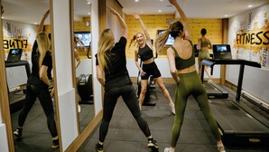 Un gimnasio con equipo de ejercicio y espejos.