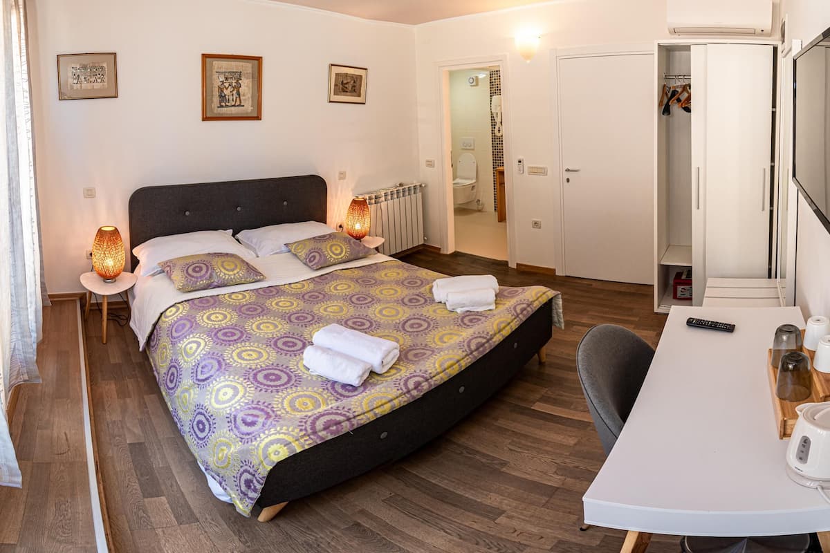 Camera doppia, vista mare parziale | 1 camera, Wi-Fi gratuito, lenzuola