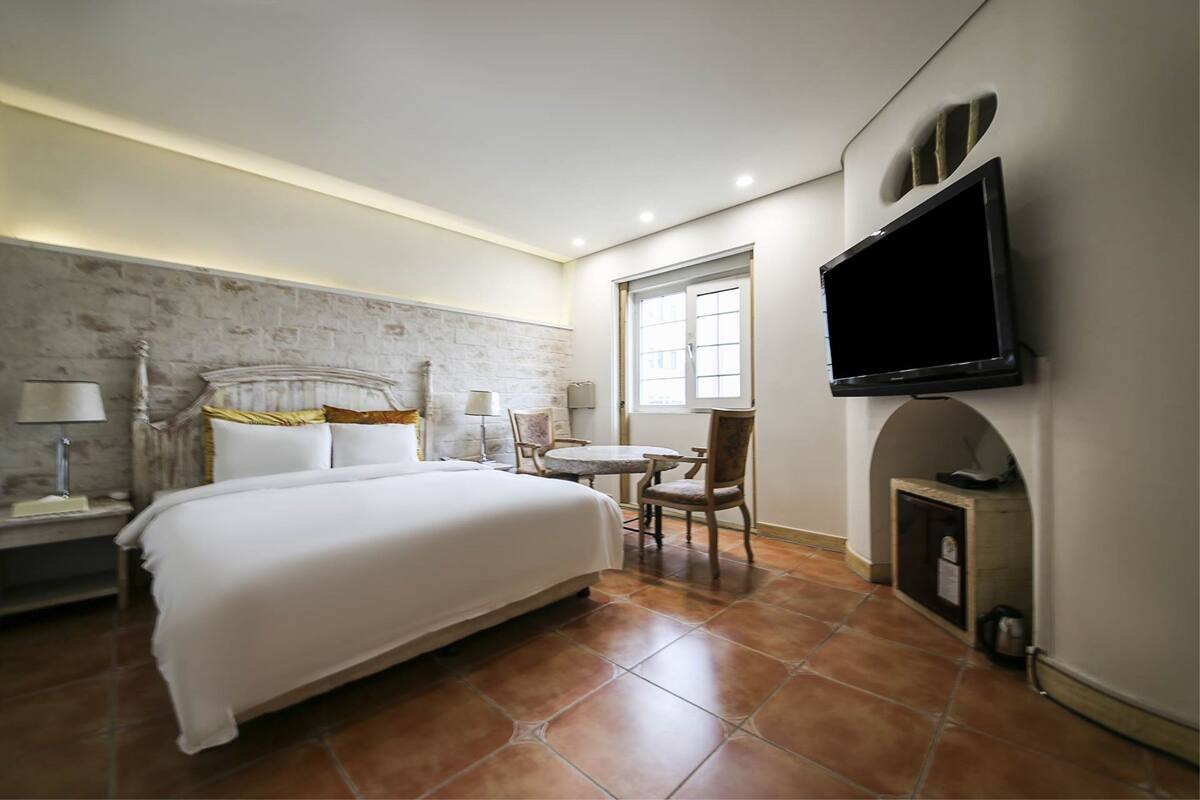 Premium bedding, desk, blackout curtains, soundproofing