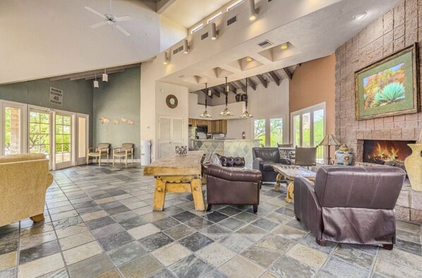 TV, tavolo da ping pong