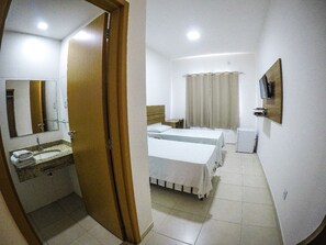 Chambre avec lits jumeaux | Salle de bain | Douche, articles de toilette gratuits, serviettes fournies, savon