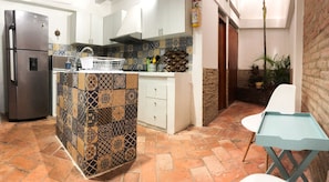 Casa design | Cozinha privada | Geladeira grande, micro-ondas, fogão, cooktop