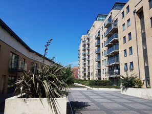 Exterior - 2 Bed 2 Bath City View Apartment (Belfast)