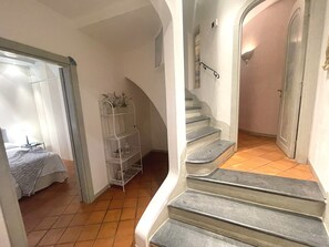 Appartamento, 3 camere da letto, 2 bagni | 3 camere, una scrivania, Wi-Fi gratuito