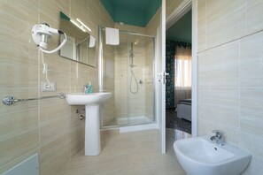 Basic Double Room | Bathroom | Shower, rainfall showerhead, hair dryer, bidet - Budget Rooms Carbonazzi 17 (Cagliari)