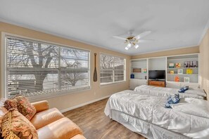 6 bedrooms, iron/ironing board, WiFi, bed sheets