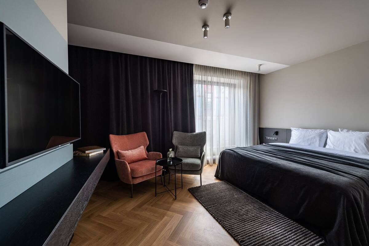 Deluxe Double Room | 1 bedroom, minibar, in-room safe, individually decorated