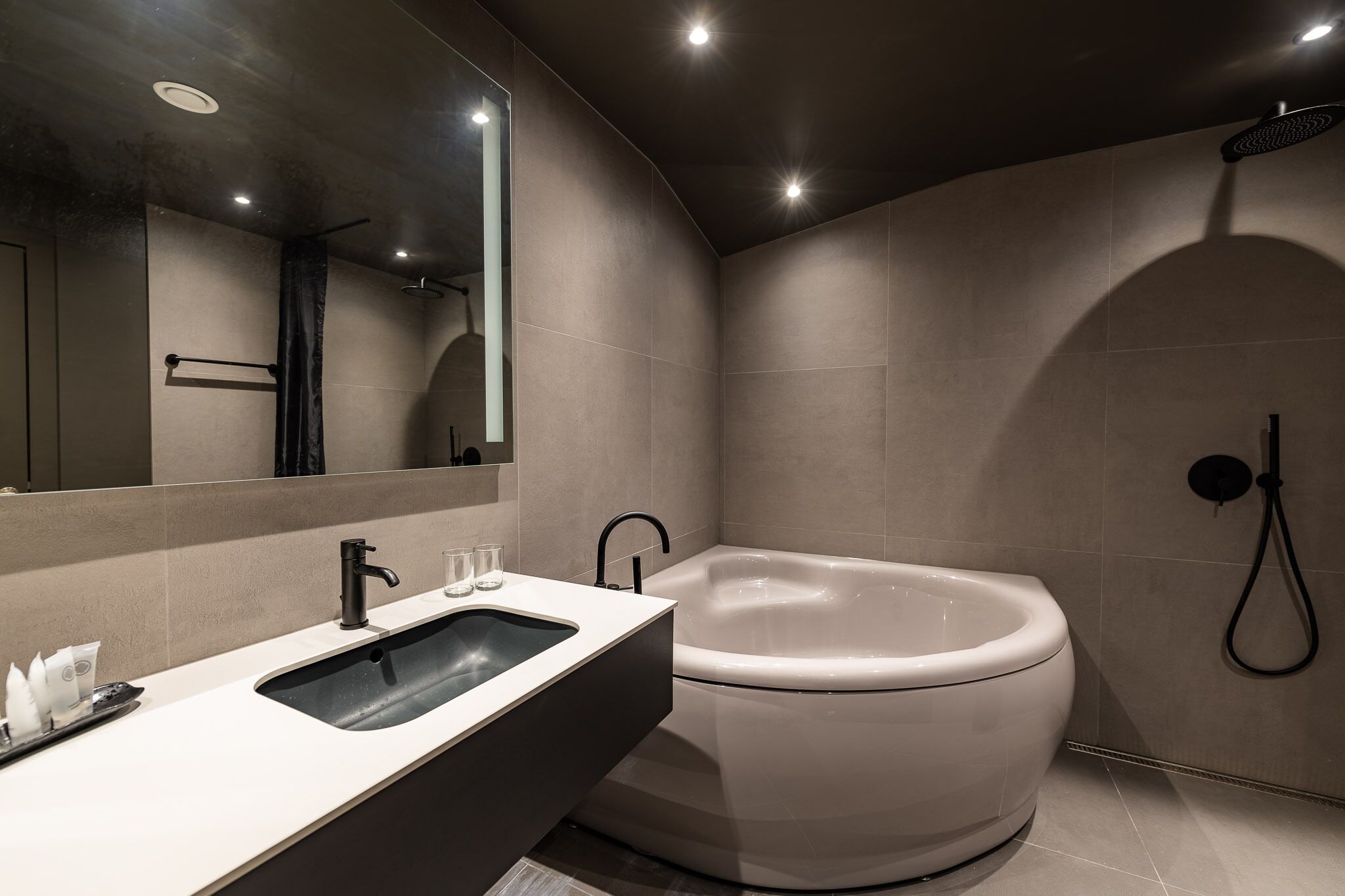 Deep-soaking bathtub