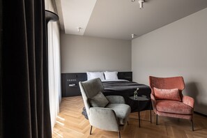 Deluxe-Doppelzimmer | Wohnzimmer | Flachbildfernseher, Streaming-Dienste