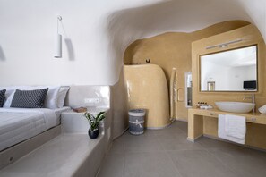 Honeymoon Studio Suite, Hot Tub | Egyptian cotton sheets, premium bedding, Tempur-Pedic beds, in-room safe - Santoterra Antigua Suites (Santorini)