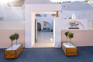 Property entrance - Santoterra Antigua Suites (Santorini)