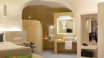 Honeymoon Studio Suite, Hot Tub | Egyptian cotton sheets, premium bedding, Tempur-Pedic beds, in-room safe