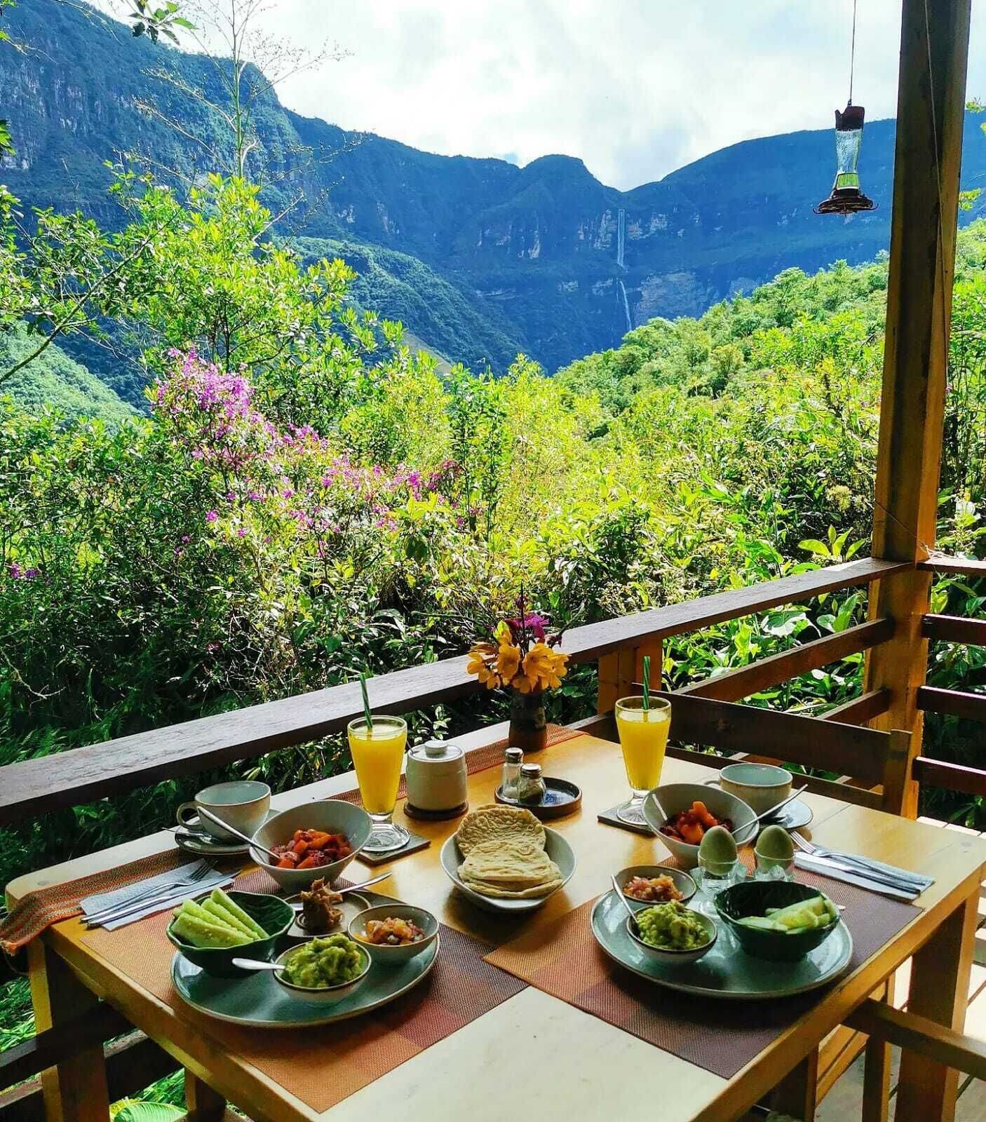 朝食 (コンチネンタル ブレックファスト)、毎日提供 (無料)