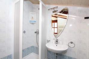 Studio | Salle de bain | Douche, séchoir à cheveux, bidet, serviettes fournies