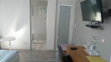 Doppelzimmer, eigenes Bad | Wohnbereich | Flachbildfernseher