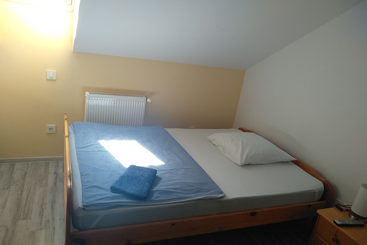 Habitación individual, baño privado | Tabla de planchar con plancha, cunas gratuitas y wifi gratis