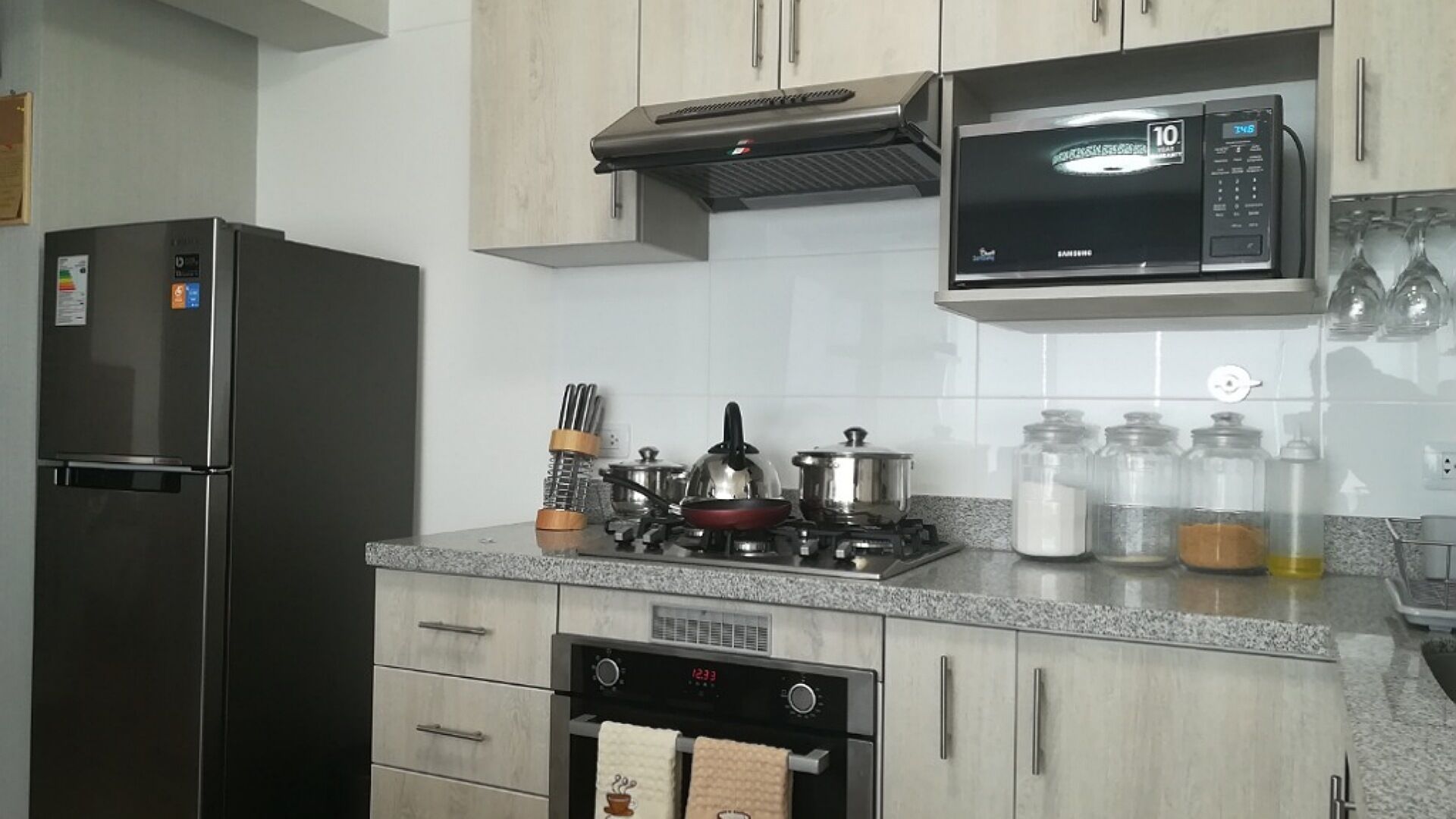 Refrigerador, microondas, cafetera y tetera y tetera eléctrica 