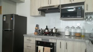 Refrigerador, microondas, cafetera y tetera y tetera eléctrica 