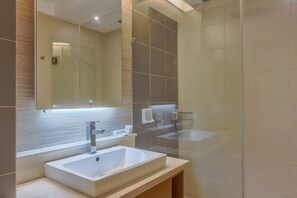2 Bedroom Suite | Bathroom | Shower, rainfall showerhead, free toiletries, hair dryer - Mansion Garden Hotel (Olongapo)