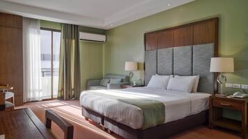 Suite, 1 King-Bett | Zimmersafe, Bügeleisen/Bügelbrett, kostenloses WLAN, Rollstuhlgeeignet