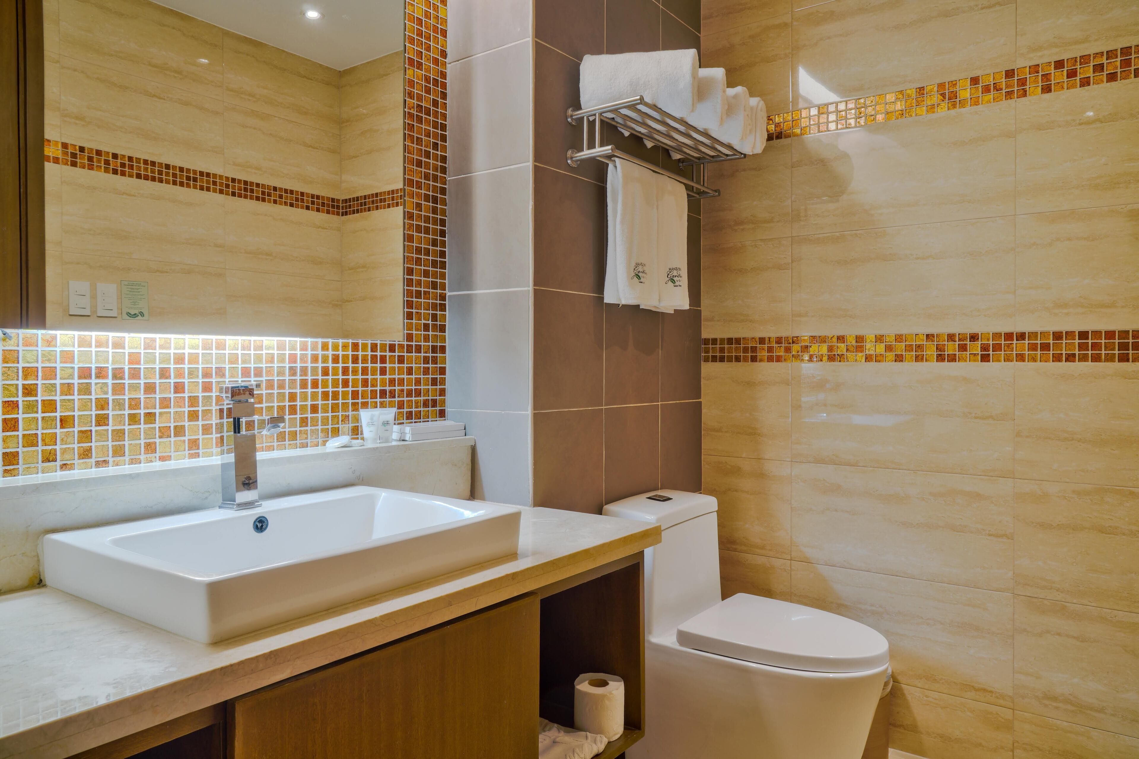 shower, rainfall showerhead, free toiletries, hair dryer