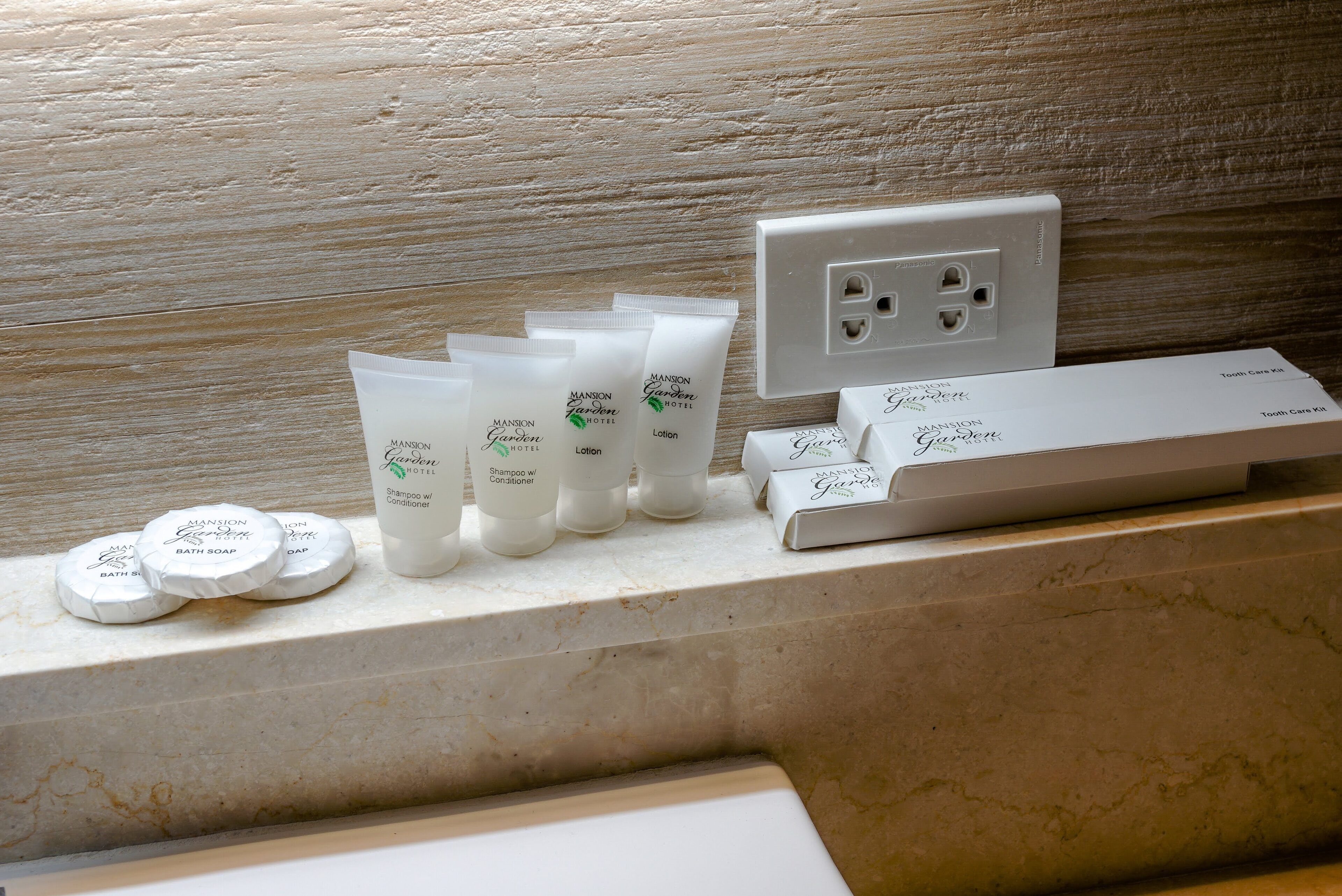 shower, rainfall showerhead, free toiletries, hair dryer