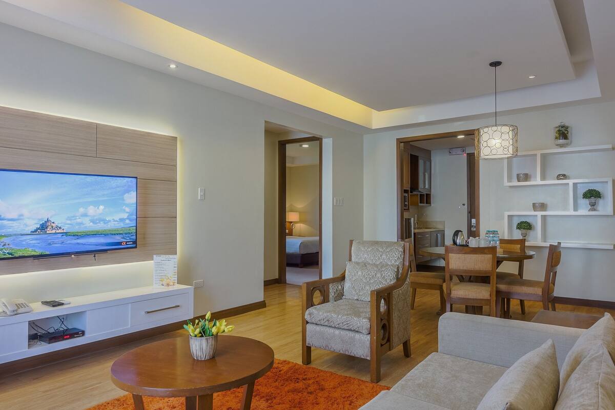 Suite, 2 slaapkamers | Woonruimte | Flatscreentelevisie
