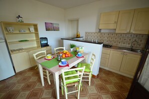 Refrigerador, placa de cocina, utensilios de cocina