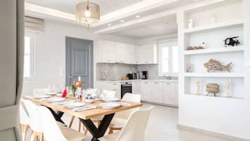 Biệt thự Grand | Bếp riêng | Tủ lạnh, lò vi sóng, lò nướng, bếp nấu