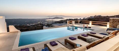 Grand Villa | Living area