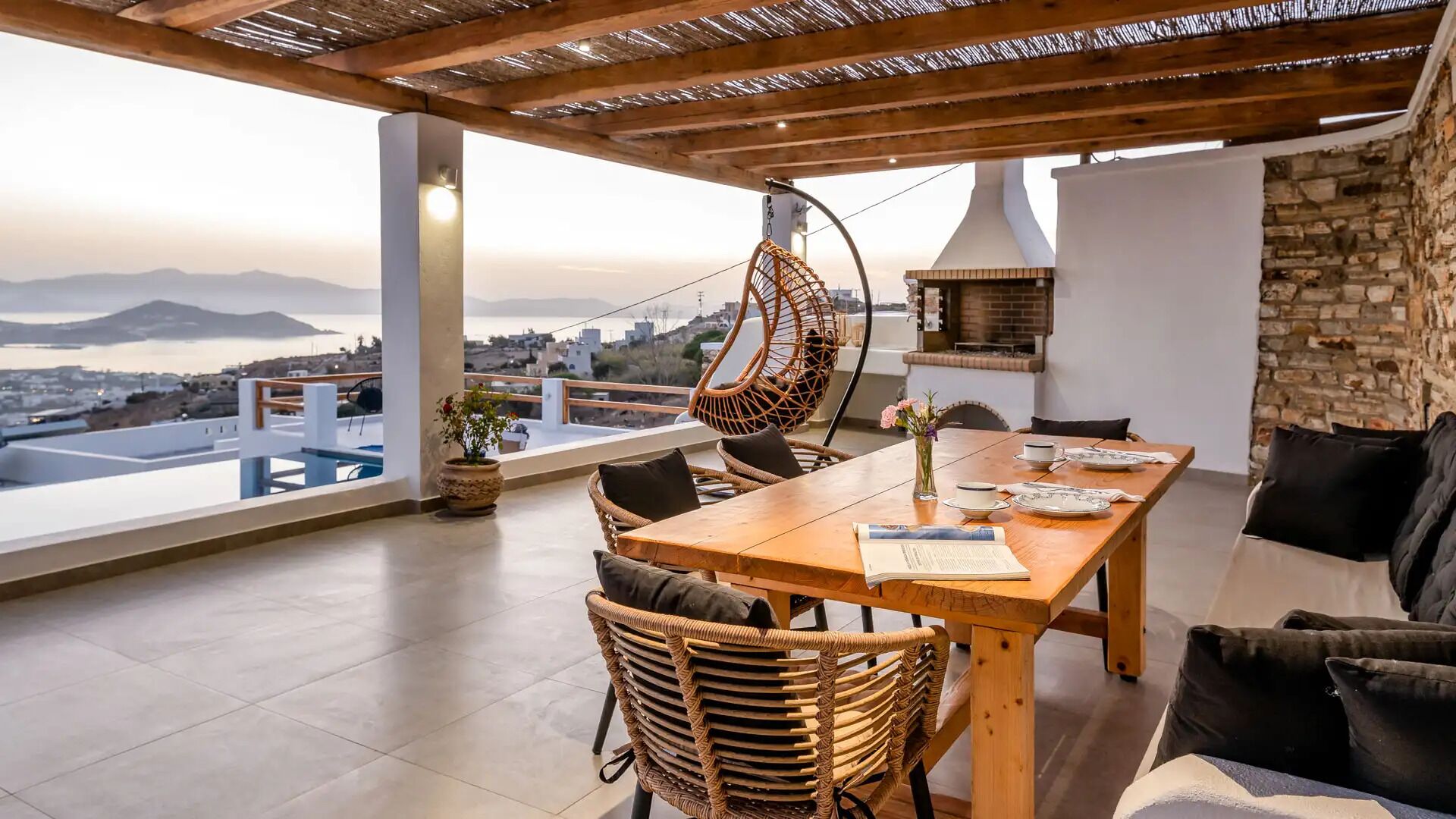 Grand Villa | Living area | Flat-screen TV