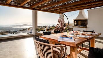 Grand Villa | Living area | Flat-screen TV