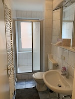 Studio | Bathroom | Hair dryer, towels, toilet paper