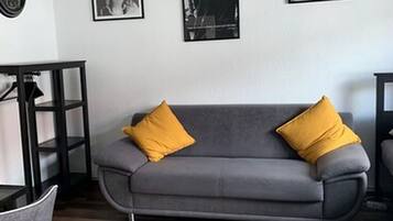 Studio | Wohnzimmer | Flachbildfernseher, DVD-Player