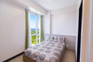 Literie de qualité, couette en duvet, lit avec matelas à plateau-coussin