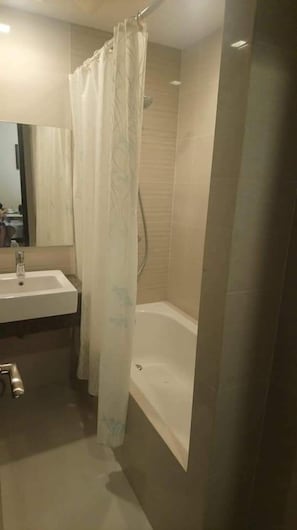Deluxe-Studio | Dusche im Bad