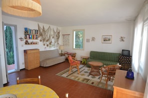 Appartamento, 2 camere da letto | Area soggiorno | TV