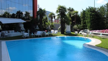 AuĂenpool (je nach Saison geöffnet), LiegestĂŒhle