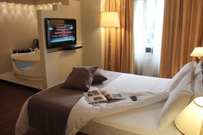 Suite, idromassaggio (De La Ville) | Biancheria da letto di alta qualità, materassi a doppio strato, minibar