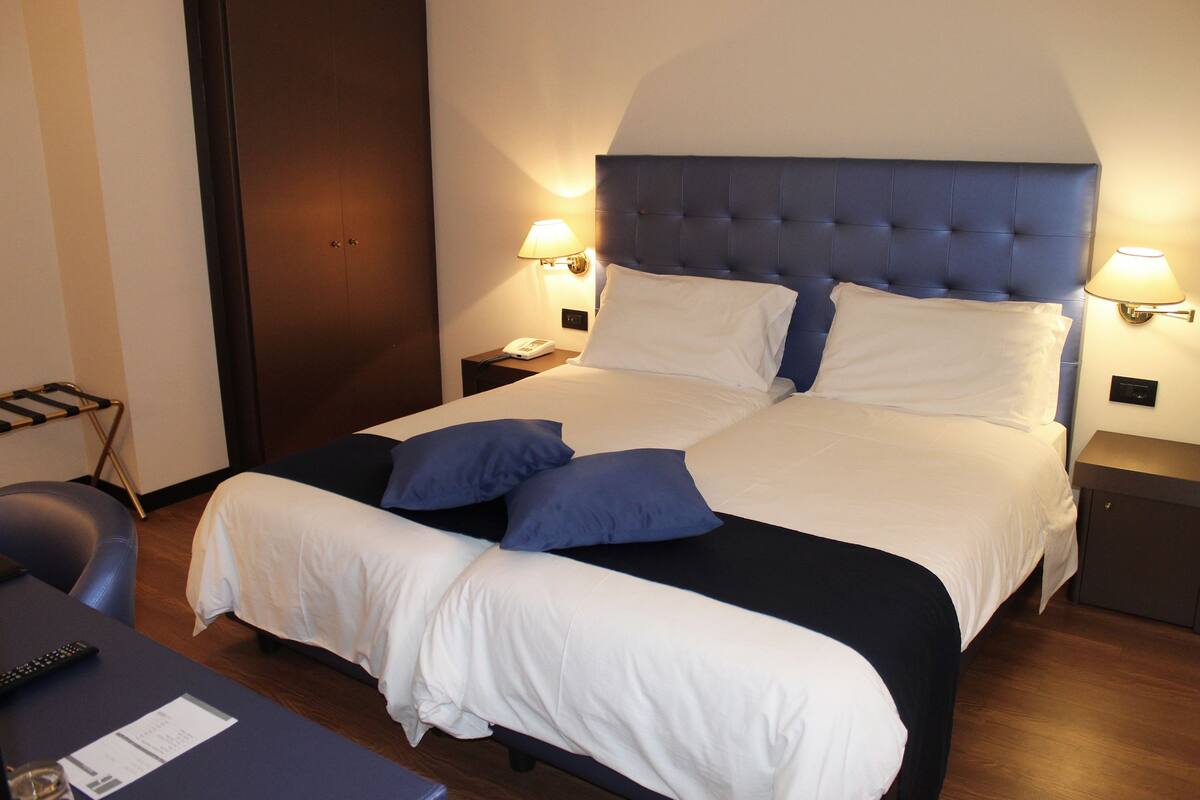 Habitación doble superior | Ropa de cama de alta calidad, colchones con acolchado adicional, minibar