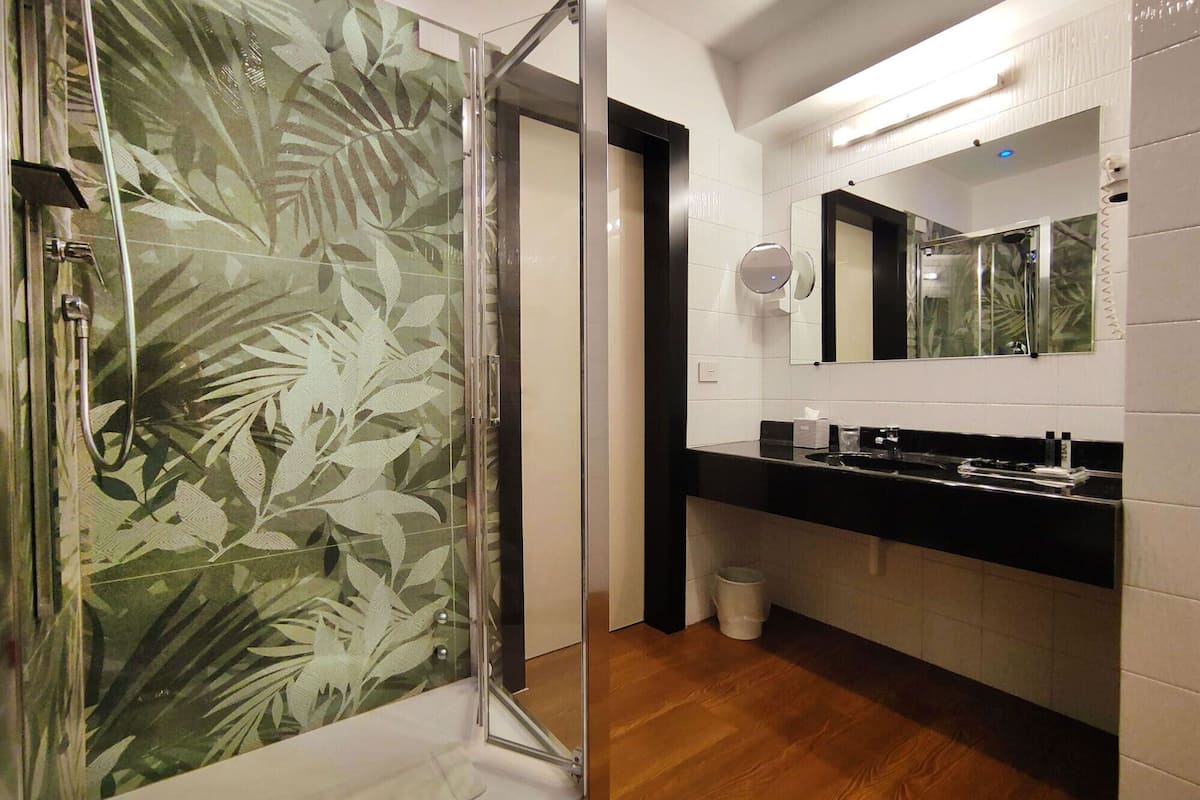 standard single room | bathroom | hair dryer, towels, soap, shampoo