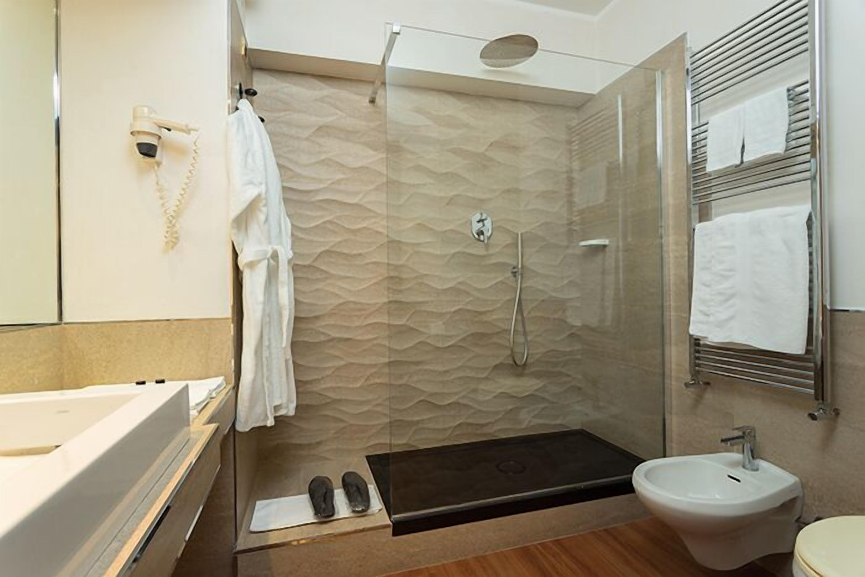 suite, hot tub (de la ville) | bathroom | hair dryer, towels, soap, shampoo