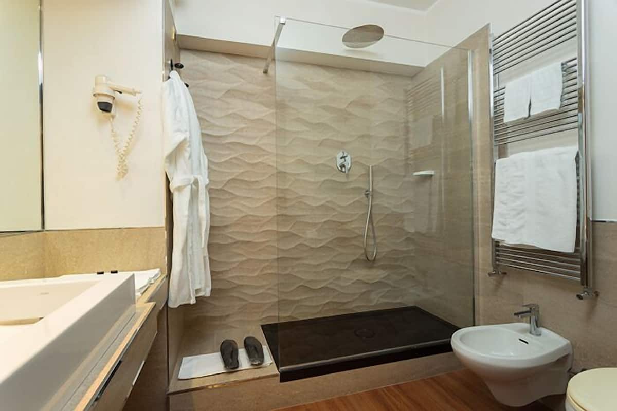 suite, hot tub (de la ville) | bathroom | hair dryer, towels, soap, shampoo
