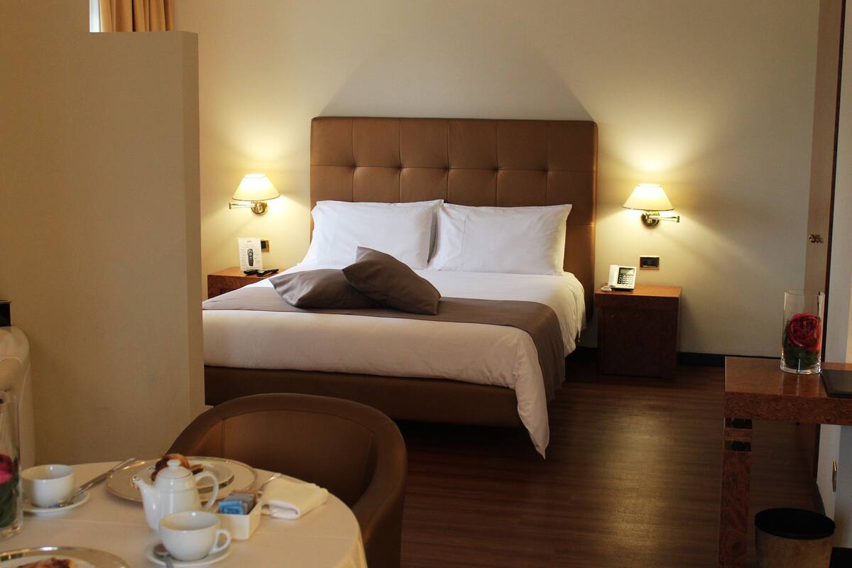 Suite, bañera de hidromasaje (De La Ville) | Ropa de cama de alta calidad, colchones con acolchado adicional, minibar