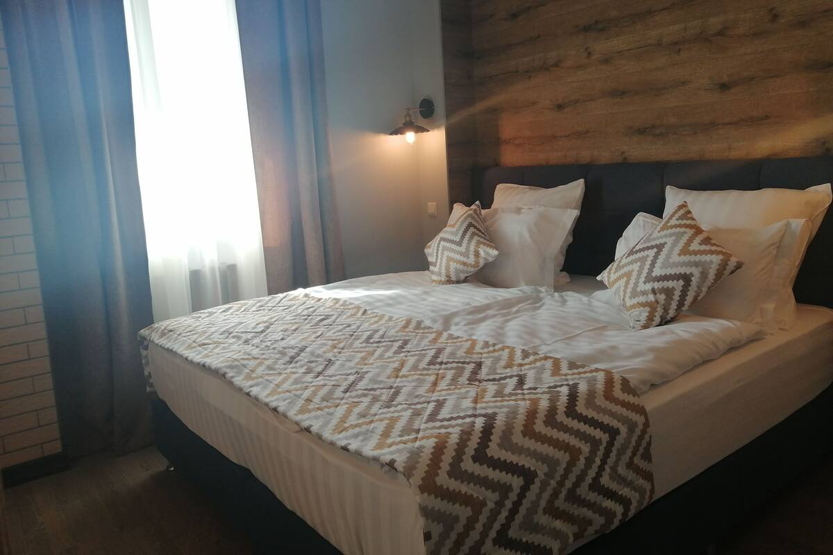 Suite studio Deluxe, vue sur la montagne | Literie de qualité, minibar, coffre-fort, bureau
