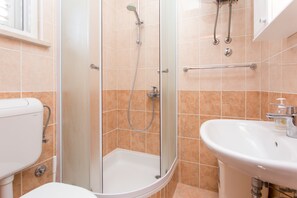 Studio, terrasse, vue sur le jardin | Salle de bain | Douche, serviettes fournies