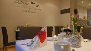 Tägliches Frühstücksbuffet gegen Gebühr