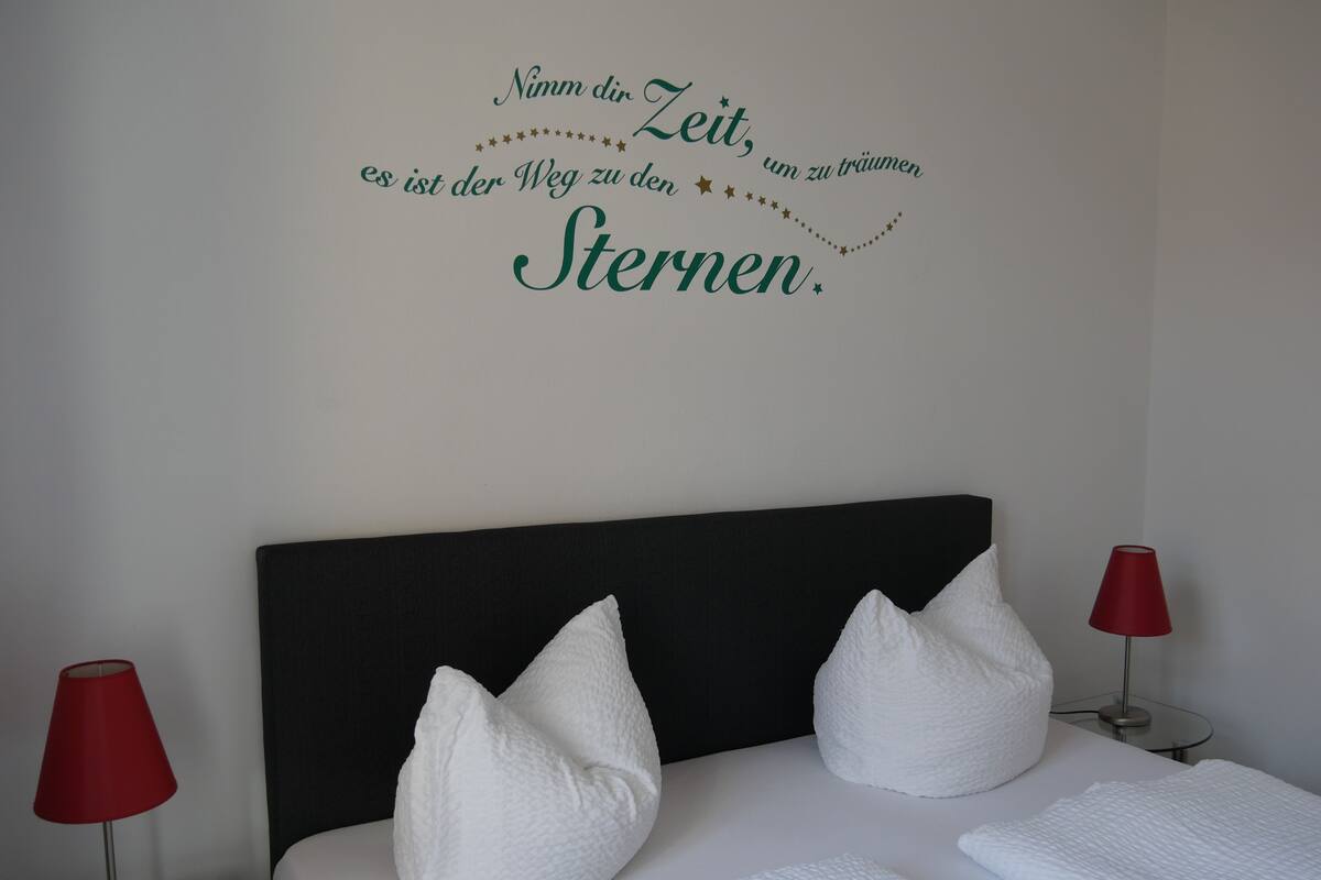 Suite, Blick auf den Innenhof | Schreibtisch, Verdunkelungsvorhänge, kostenloses WLAN, Bettwäsche